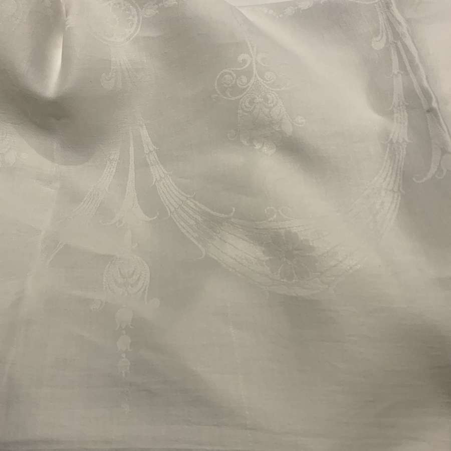 An Extremely Fine Vintage Double Damask White Linen Table Cloth